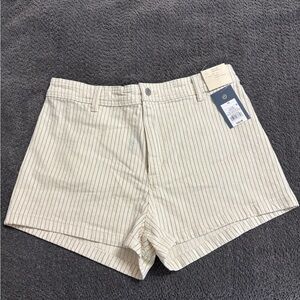Universal Thread Cream Shorts